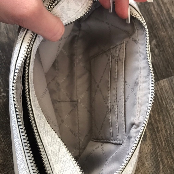 Michael Kors Crossbody purse. Like new condition - Picture 6 of 8